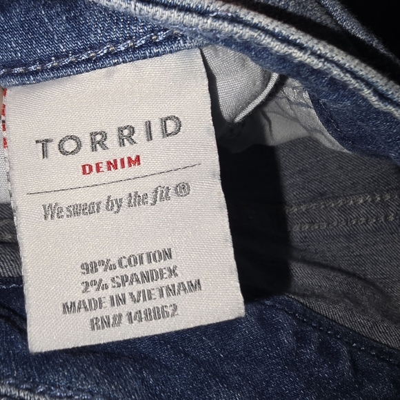 Torrid Floral Embroidered Cutoff Denim Stretch Jean Shorts Women's 14 14W or 1X - Picture 2 of 7